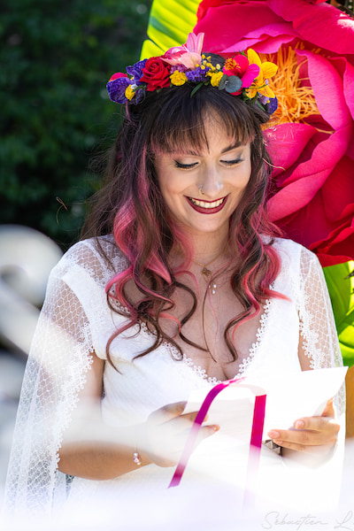 Portraits des mariés à travers un cadre tenu par leurs enfants qui se cachent les yeux